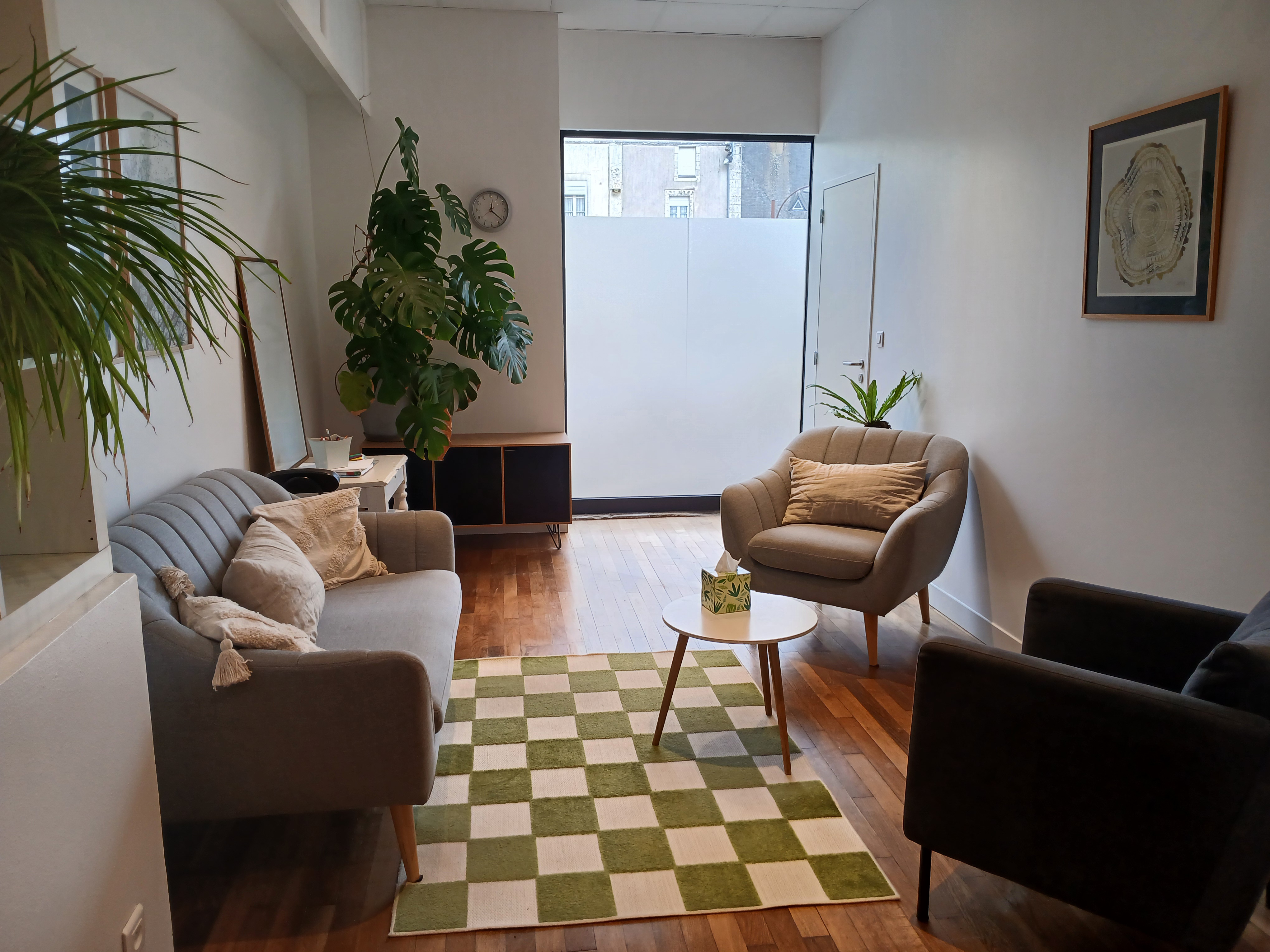 Le cabinet — vue avec monstera et fauteuils